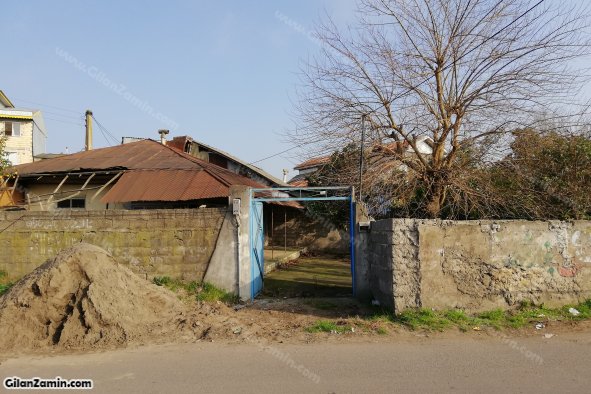 خانه کلنگی نزدیک میدان شهر